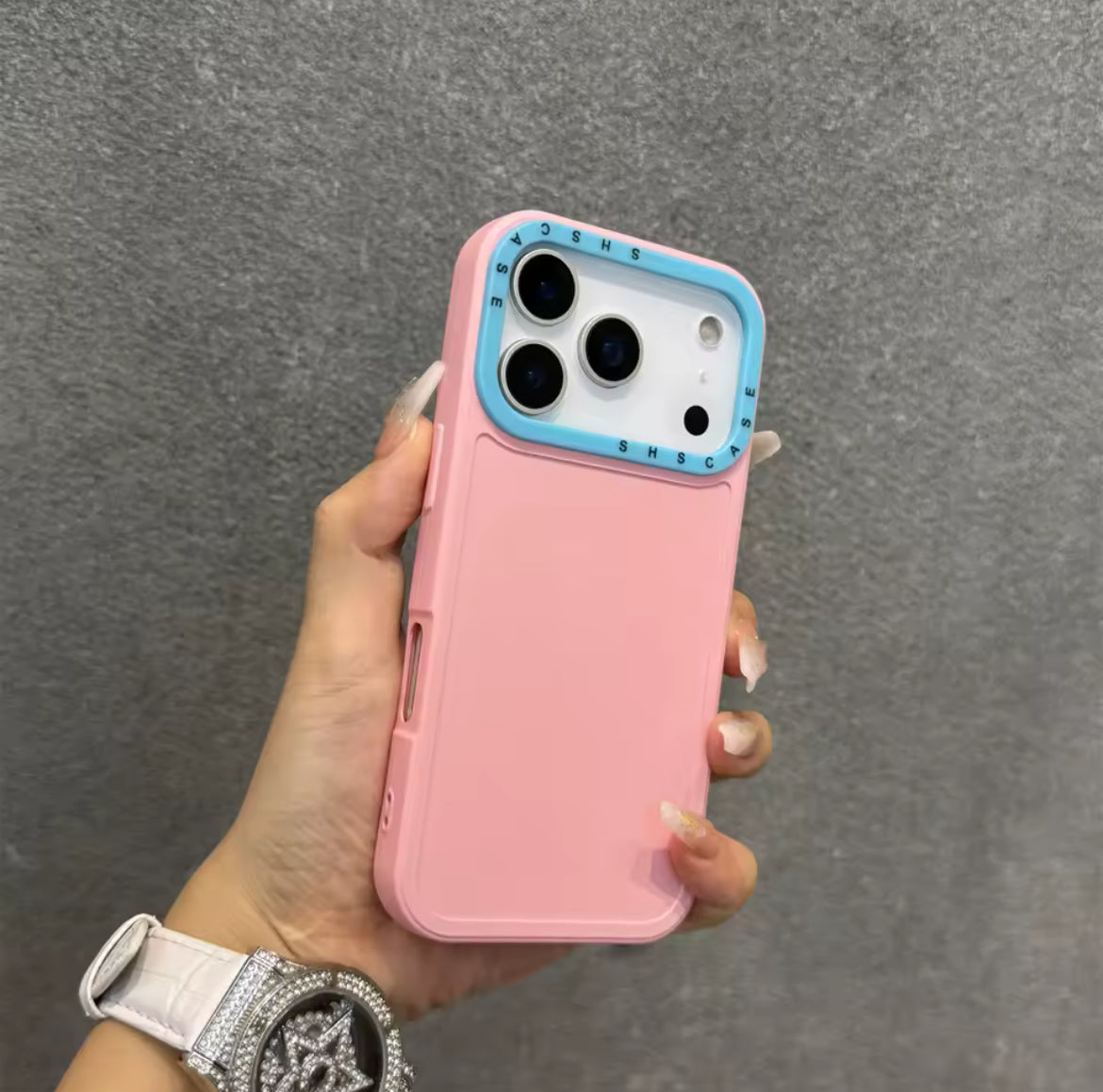 Coque unie avec liseré de couleur