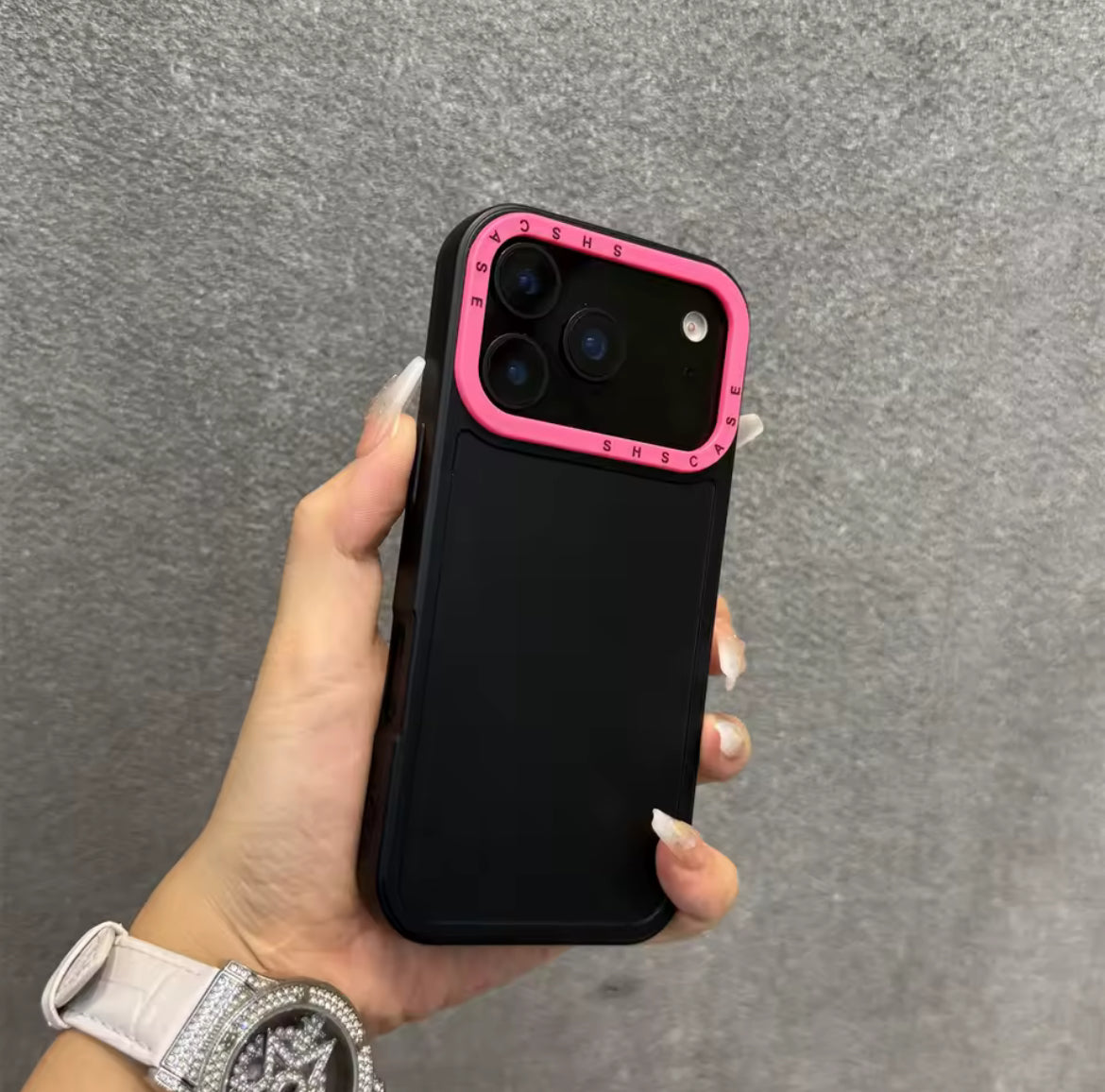 Coque unie avec liseré de couleur