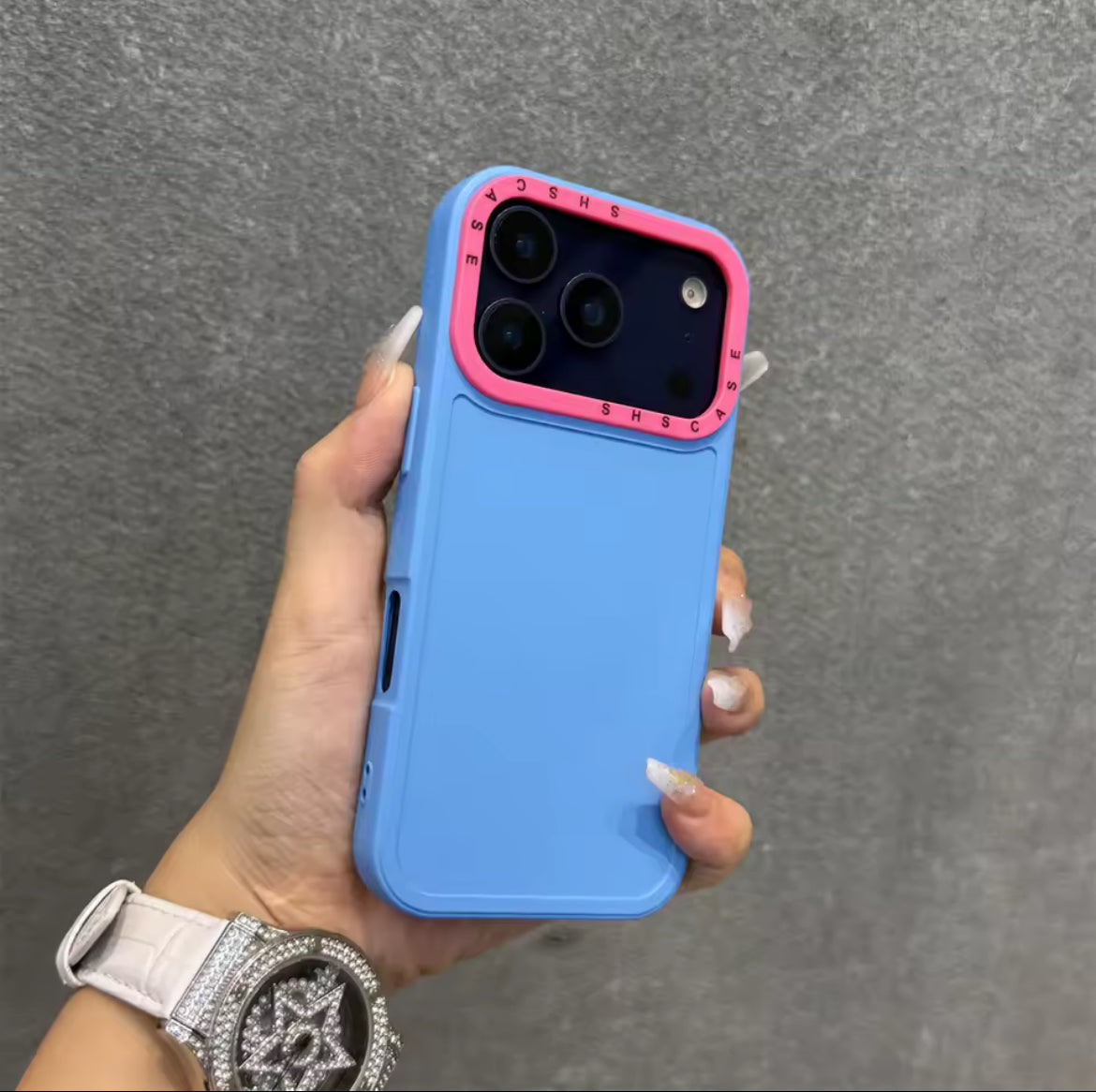 Coque unie avec liseré de couleur