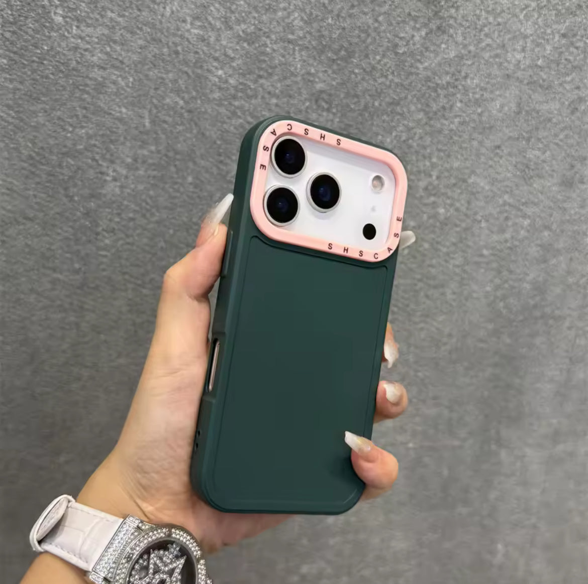 Coque unie avec liseré de couleur