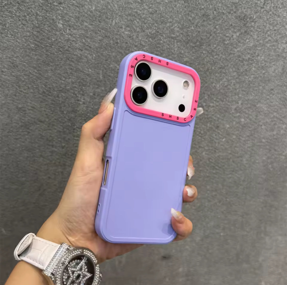 Coque unie avec liseré de couleur