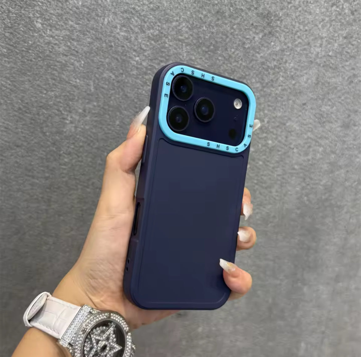 Coque unie avec liseré de couleur