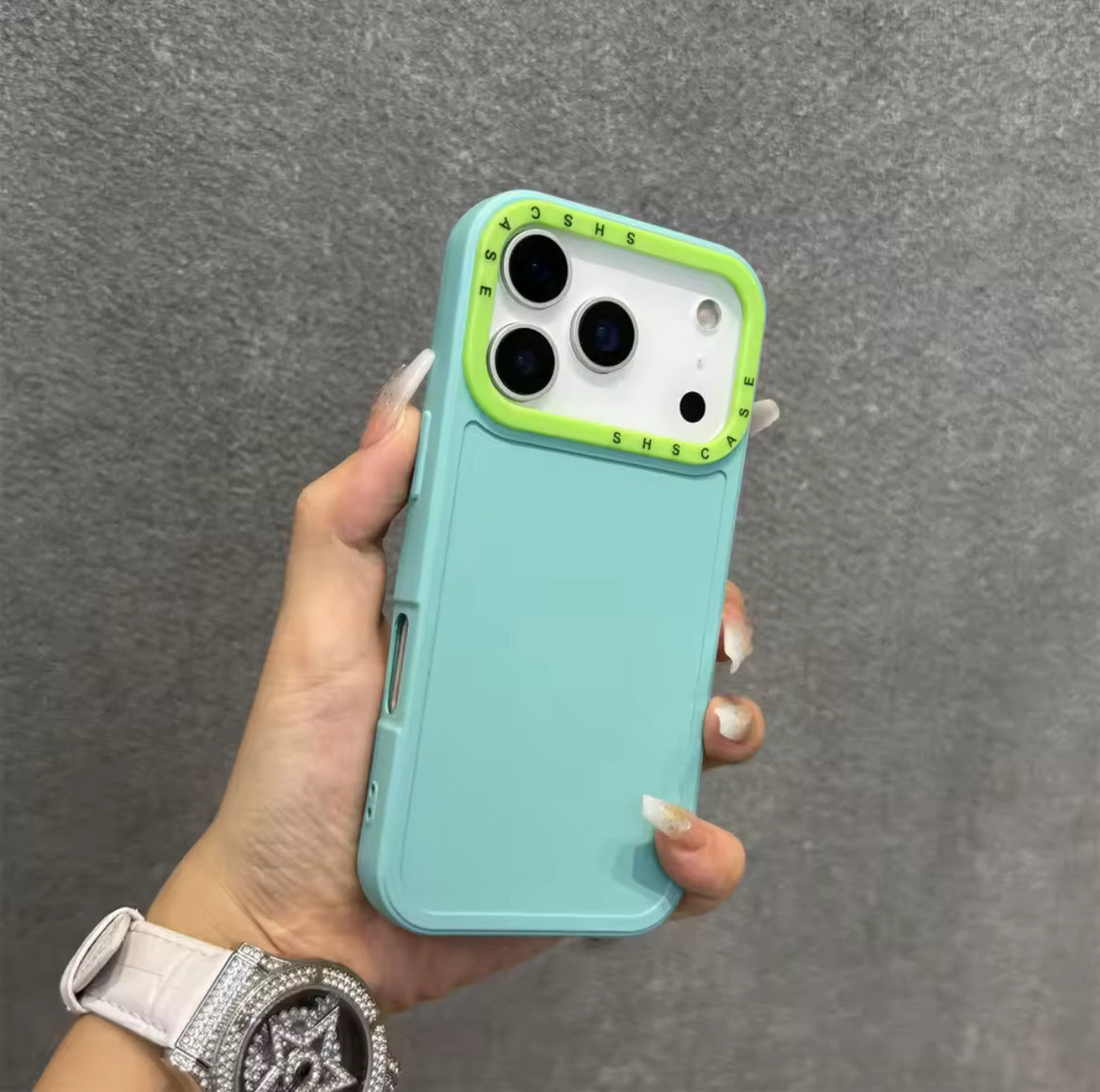 Coque unie avec liseré de couleur