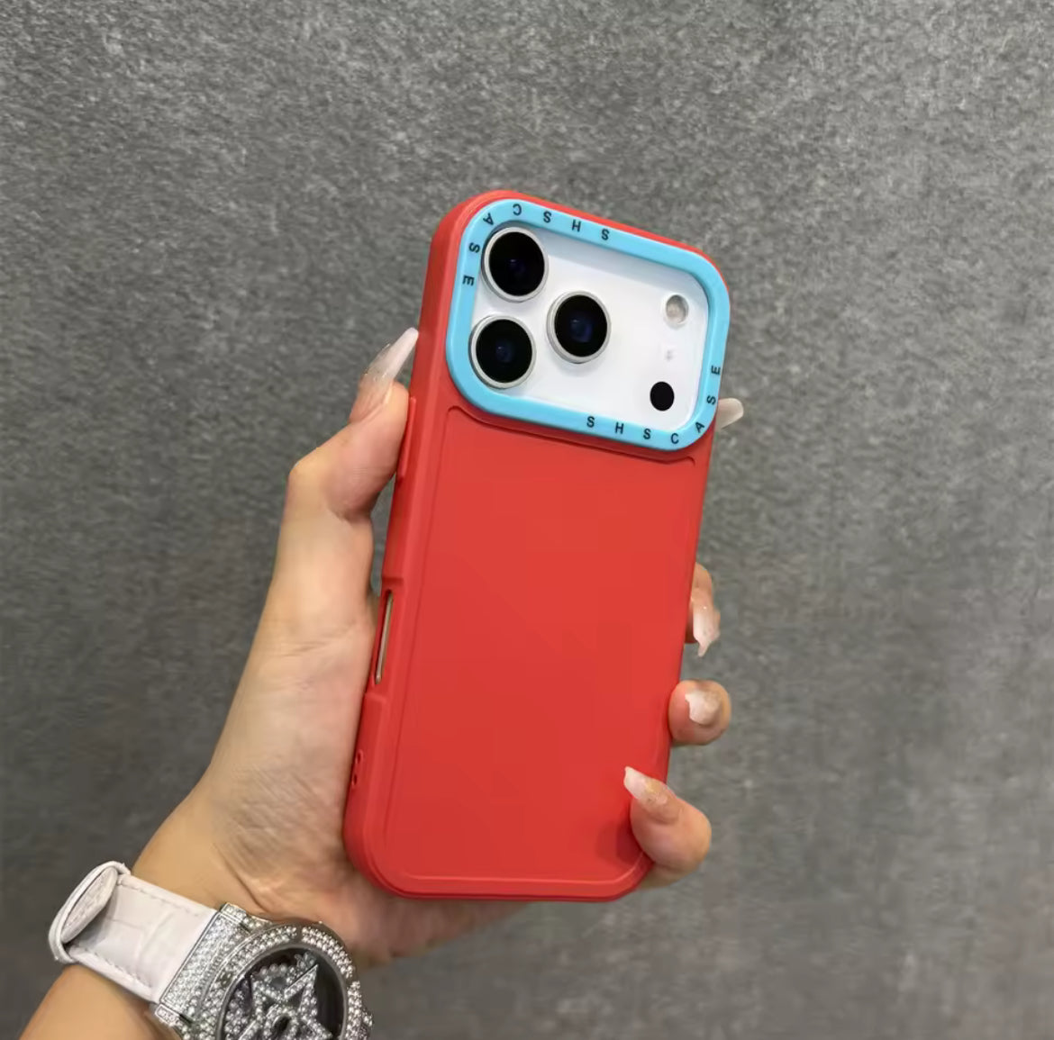 Coque unie avec liseré de couleur