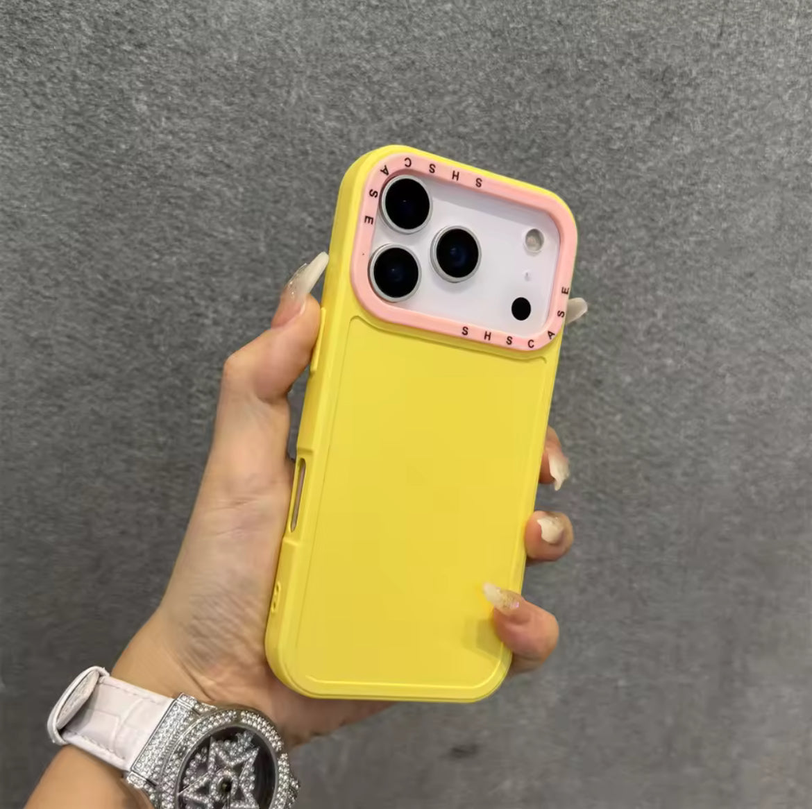 Coque unie avec liseré de couleur