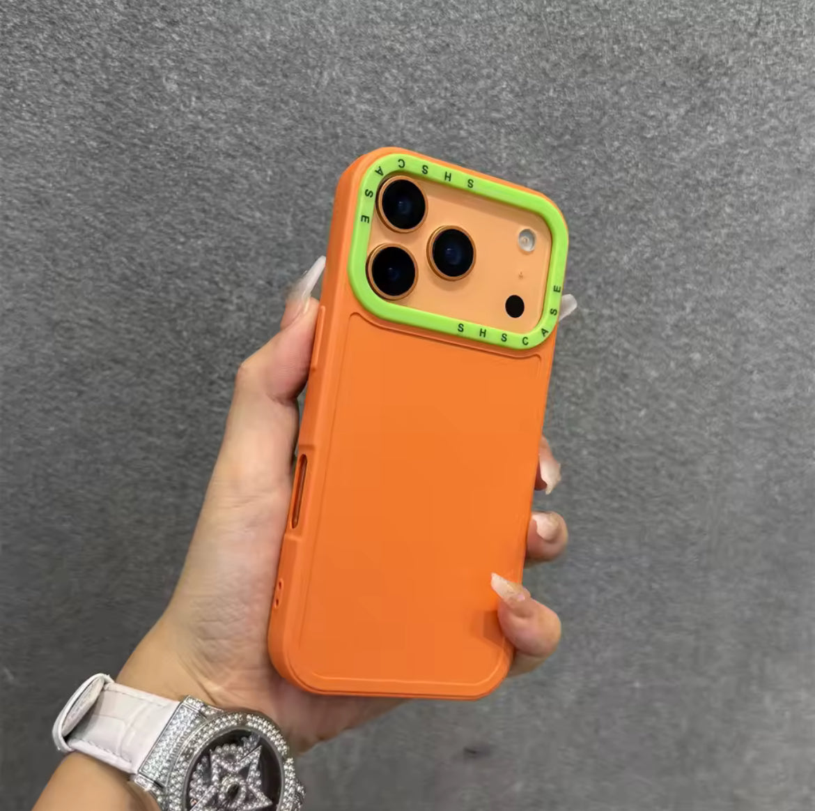 Coque unie avec liseré de couleur