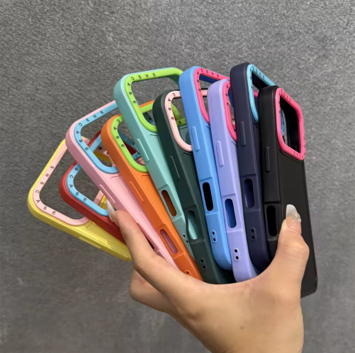 Coque unie avec liseré de couleur